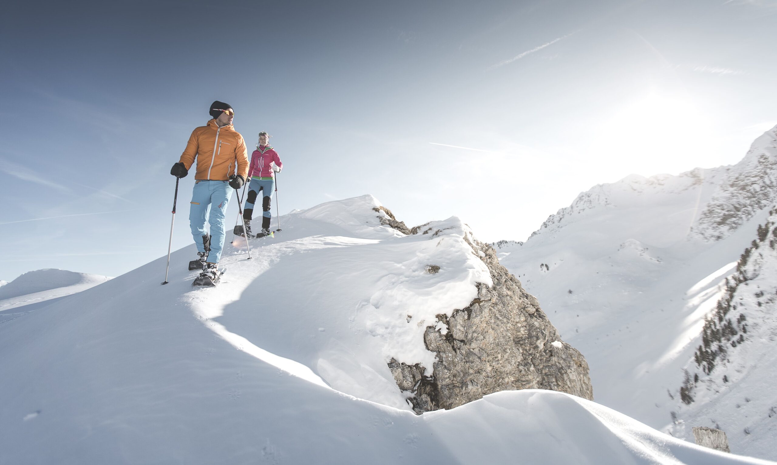 Der Schnee knirscht unter den Füßen. Schritt für Schritt durch die verzauberte Landschaft wandern. Auf präparierten Wegen oder querfeldein, jede Schneeschuh-Wanderung ist ein besonderes Erlebnis. 