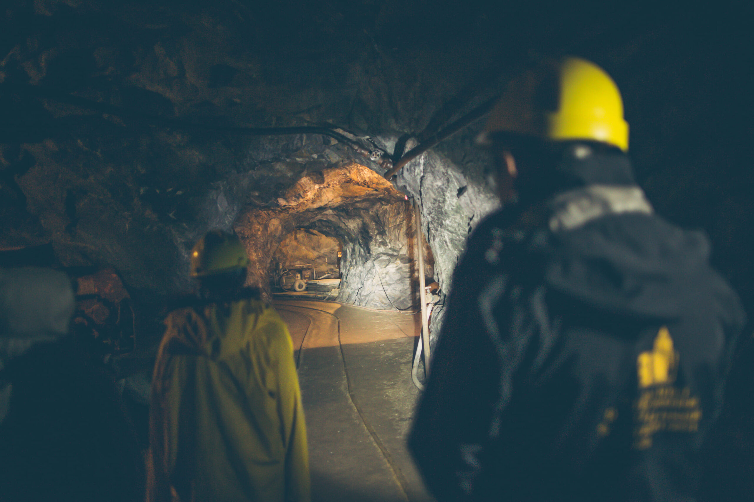 Tiefe Stollen führen hinein in den Berg, wo früher Erz abgebaut wurde. Im Bergbaumuseum Ridnaun erlebst du das Abenteuer Bergbau: Groß oder Klein, für jeden gibt´s eine tolle Erlebnistour in die Welt der Knappen.  