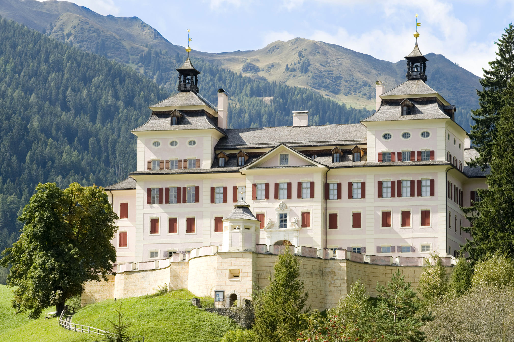 Tierstimmen lauschen und erkennen. Barocke Prunkräume bestaunen. Spannendes zur Geschichte der Jagd erfahren. Im Schloss Wolfsthurn in Mareit, dem Landesmuseum für Jagd und Fischerei, pirschst du dich an viel Staunenswertes heran. 